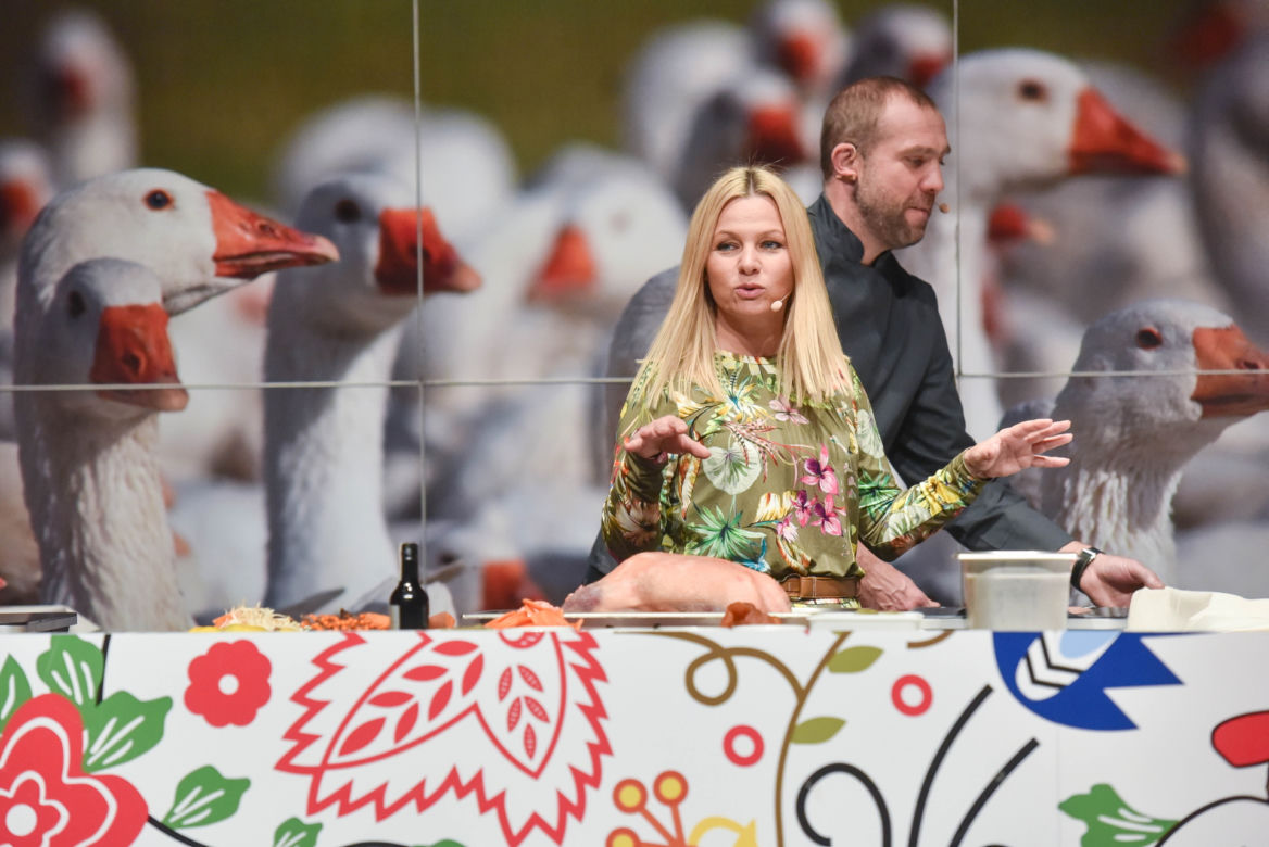 Katarzyna Bujakiewicz przyrządza gęś pod okiem szefa Kuchni Artura Moroza