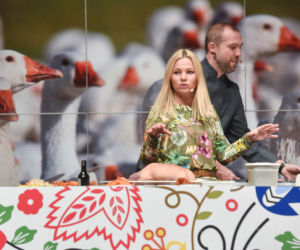 Katarzyna Bujakiewicz przyrządza gęś pod okiem szefa Kuchni Artura Moroza