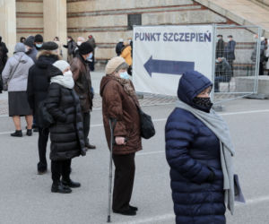 Nerwy, szarpanina i wyzwiska w kolejce do szczepień na Narodowym 