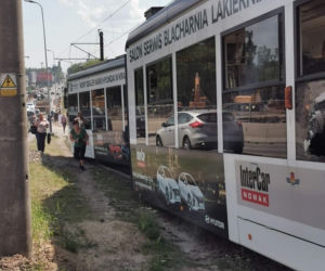 Kraków: Tramwaj z impetem wypadł z szyn i uderzył w słup, kilka osób jest rannych