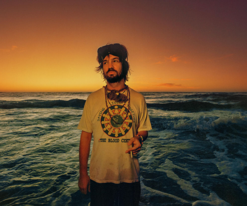 Kevin Parker z Tame Impala na tle morza o zachodzie słońca. O jego występie na Open'er 2027 przeczytasz na EskaRock.