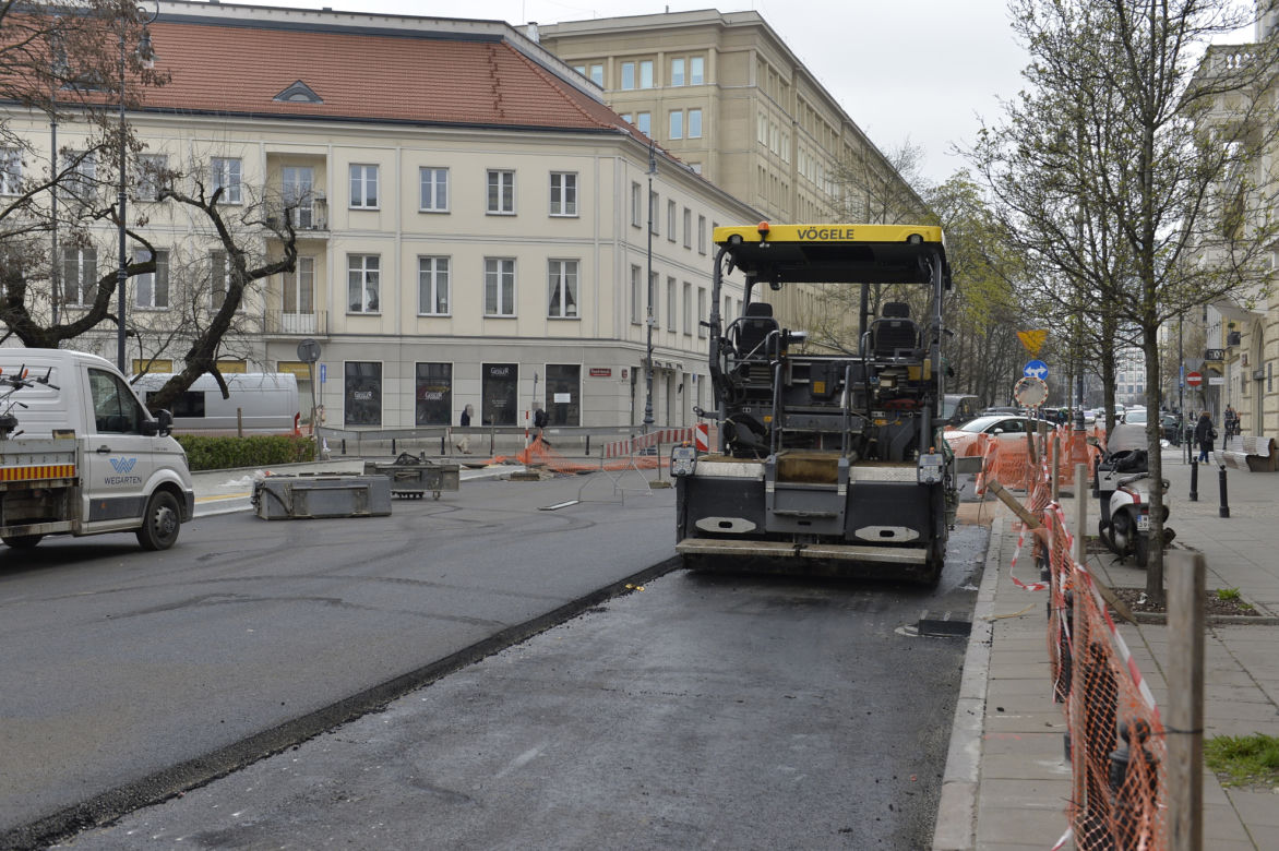 Plac podzielił warszawiaków! Drogie drzewa, usuwanie parkingów i chaotyczna organizacja ruchu to dopiero początek!