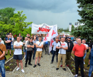 Związkowa Solidarność w MAN BUS nadal protestuje! Dziś przed zakładem było głośno