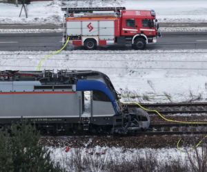 Pociąg i auto są w ogniu! Horror na przejeździe kolejowym pod Warszawą
