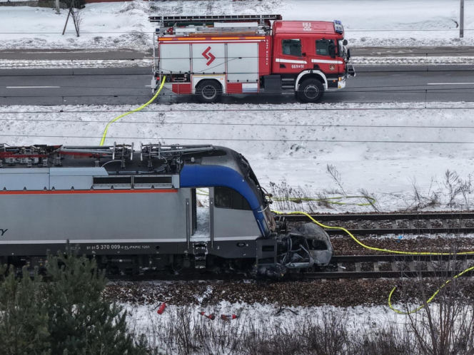 Pociąg i auto są w ogniu! Horror na przejeździe kolejowym pod Warszawą