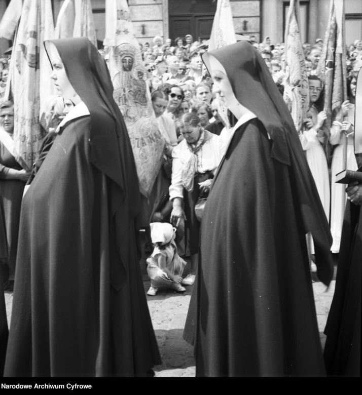 Uroczystość Bożego Ciała w Warszawie celebrowana przez Prymasa Polski kardynała Stefana Wyszyńskiego - 1957 rok
