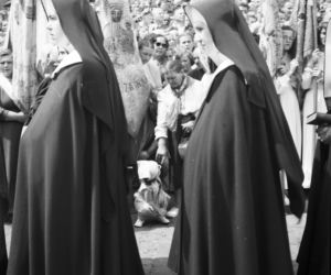Uroczystość Bożego Ciała w Warszawie celebrowana przez Prymasa Polski kardynała Stefana Wyszyńskiego - 1957 rok