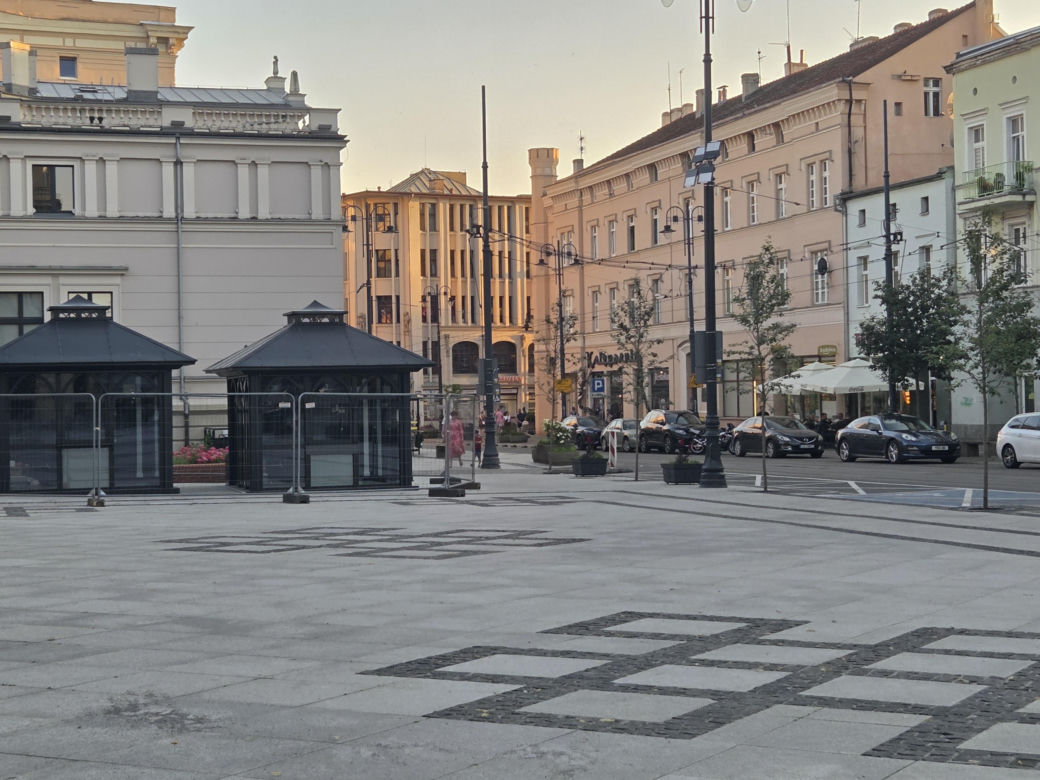 Plac Wolności w Bydgoszczy już bez pomnika, ale z nową rzeźbą. Sprawdzamy, kiedy koniec prac