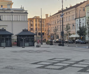 Plac Wolności w Bydgoszczy już bez pomnika, ale z nową rzeźbą. Sprawdzamy, kiedy koniec prac