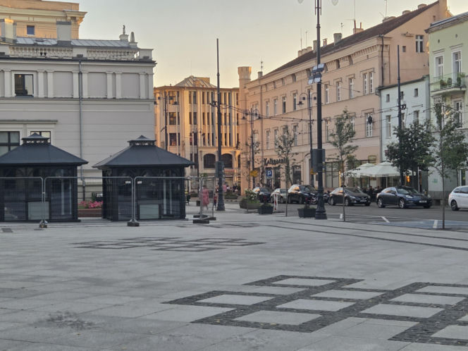 Plac Wolności w Bydgoszczy już bez pomnika, ale z nową rzeźbą. Sprawdzamy, kiedy koniec prac