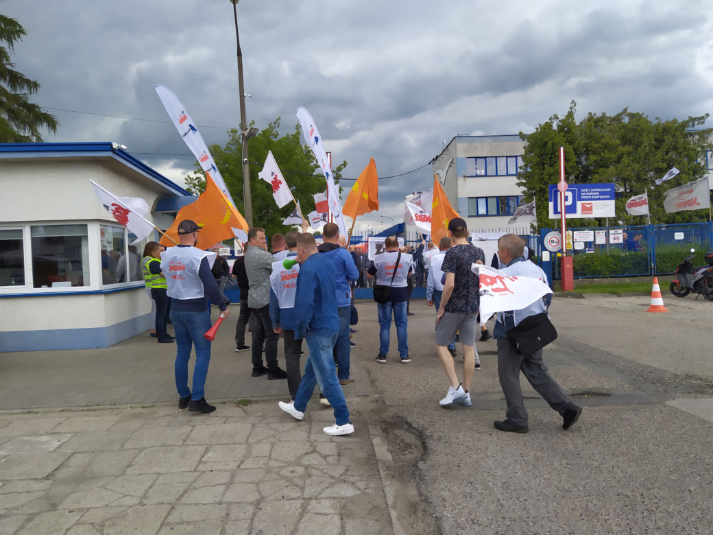 Trwa strajk generalny w Altrad Mostostal. Protestujących poparli związkowcy z Mostostalu Siedlce - zobacz zdjęcia!