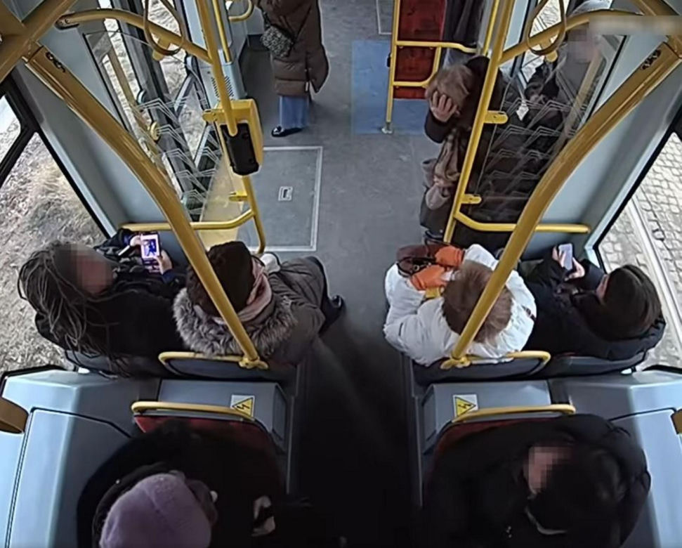 Szokujące sceny z tramwaju w Warszawie. Opublikowano właśnie nagranie. „Trzymaj się mocno”