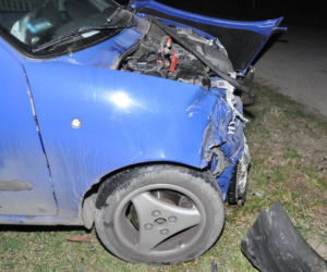 Dramatyczne skutki wymuszenia pierwszeństwa. Fiat wpadł w ogrodzenie, a Golf wylądował na dachu