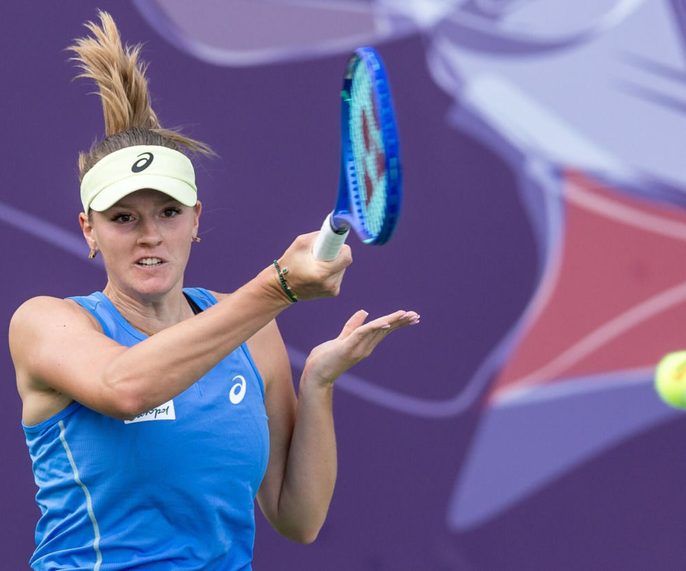 Tenisistka Martyna Kubka uderza piłkę rakietą podczas meczu. O zwycięstwie Polki w US Open przeczytasz na SE Supersport.