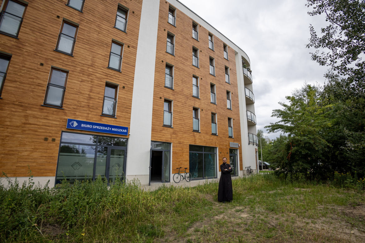 Poznań - Ksiądz otwiera kościół w bloku