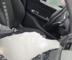 Tafla lodu przebiła szybę