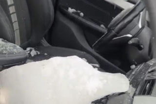 Tafla lodu przebiła szybę