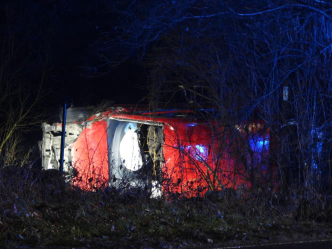 Makabryczne dachowanie auta na Mazowszu. 41-latek zginął uwięziony w blaszanej pułapce