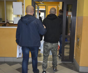 Przemyśl: Z tasakiem rzucił się na mężczyznę