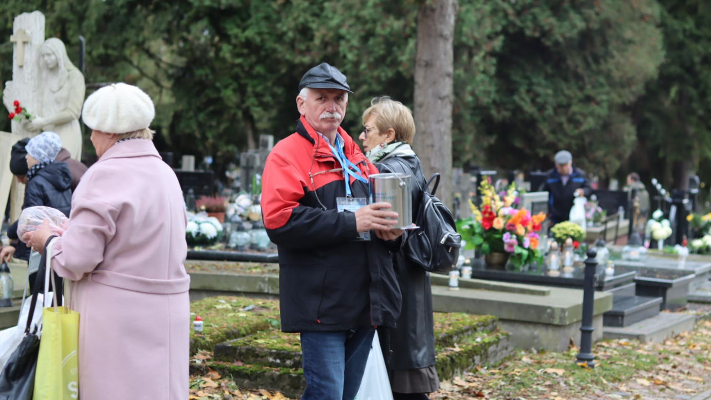 Tak mieszkańcy odwiedzają groby zmarłych. Tłumy na najstarszym cmentarzu w Lublinie