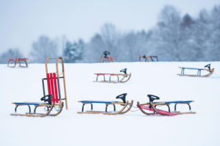 Bezpieczna jazda na sankach. Jak uniknąć zimowych wypadków?