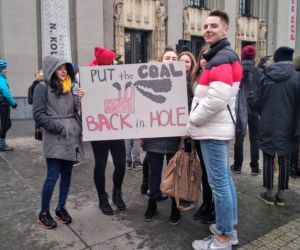 Setki młodych ludzi na ulicach Katowic! Protest klimatyczny na rynku [ZDJĘCIA]
