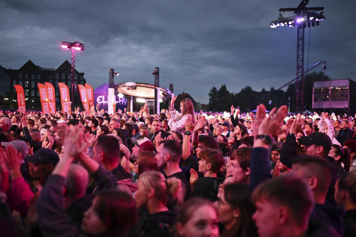 Wakacyjna Trasa Dwójki w Elblągu. Pogoda im niestraszna. Tłumy na koncertach!