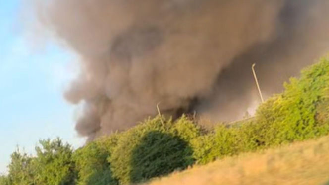 Potężny pożar pod Warszawą! Płonie składowisko odpadów, na miejscu chemicy