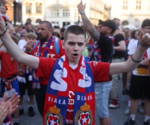Dramat podczas fety Wisły Kraków. 11-latka trafiona petardą trafiła do szpitala