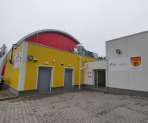 Dzieci z podstawówki w Pniewie mogą korzystać z nowej hali sportowej