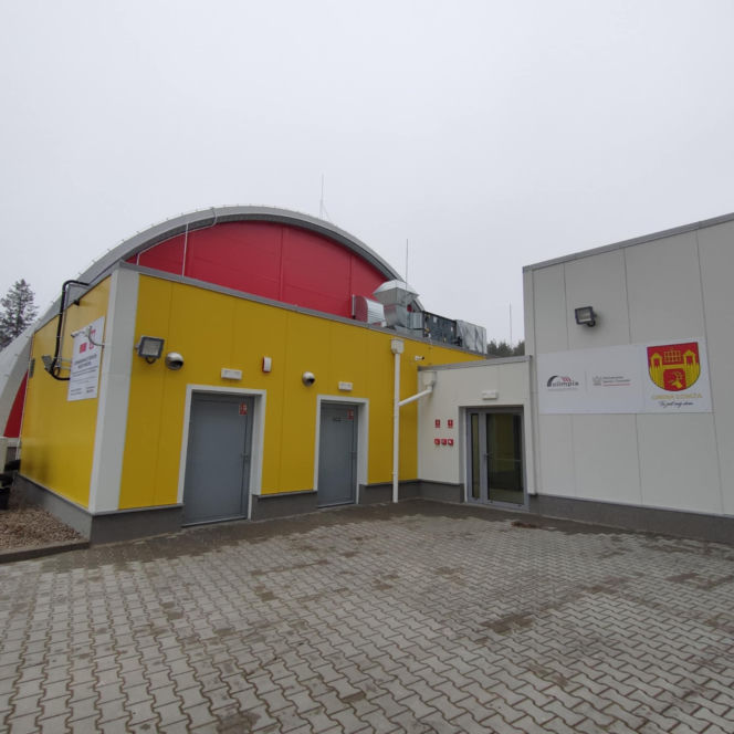 Dzieci z podstawówki w Pniewie mogą korzystać z nowej hali sportowej