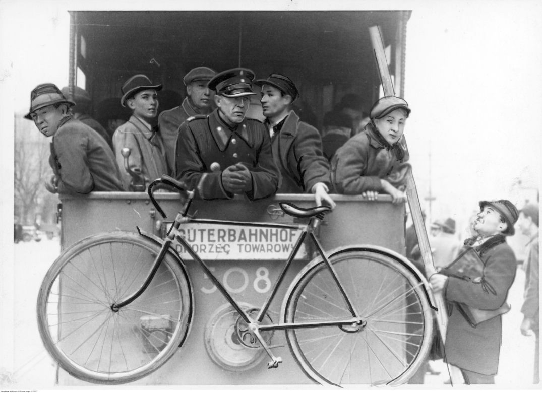 Transport roweru tramwajem w kierunku Dworca Towarowego