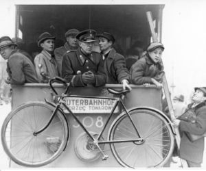Transport roweru tramwajem w kierunku Dworca Towarowego