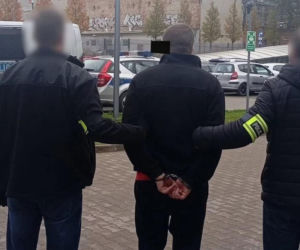 Chcieli obciąć mu palec i przypalać palnikiem! Torturowany 37-latek wyskoczył przez okno