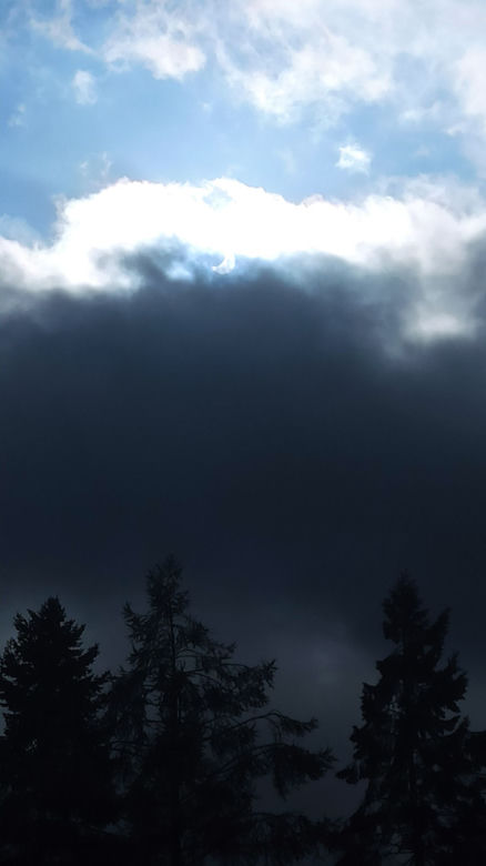Niesamowity widok! Częściowe zaćmienie słońca w Lublinie w obiektywie Czytelników