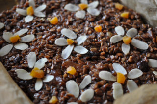 Mazurek czekoladowy z tahini i sezamową kruszonką – słodki, lekko słony, uzależniający