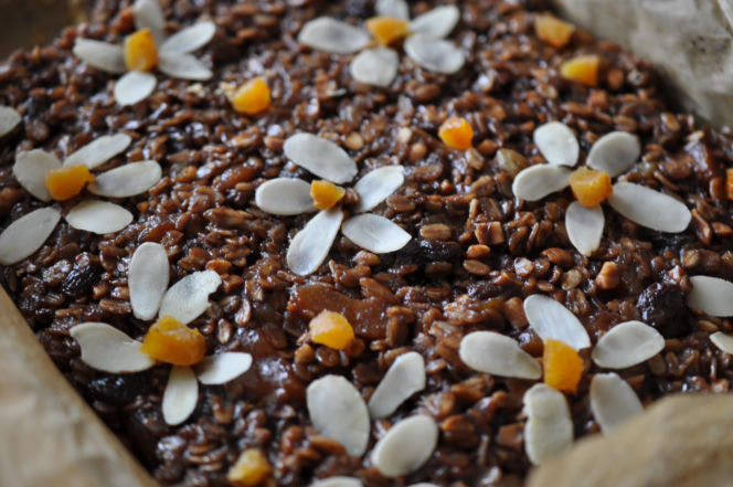 Mazurek czekoladowy z tahini i sezamową kruszonką – słodki, lekko słony, uzależniający