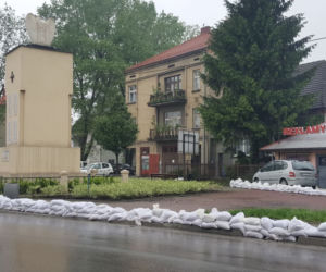 Powódź w Krakowie 24.05.2019: Wojsko pomaga powodzianom w Bieżanowie