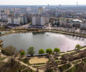 To najpiękniejsze blokowisko Warszawy? Pośrodku betonozy – jezioro z kaczkami i park