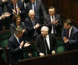 Prezes PiS krytykuje zarobki aniołków Glapińskiego