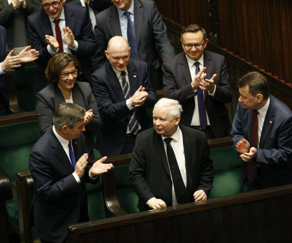 Prezes PiS krytykuje zarobki aniołków Glapińskiego