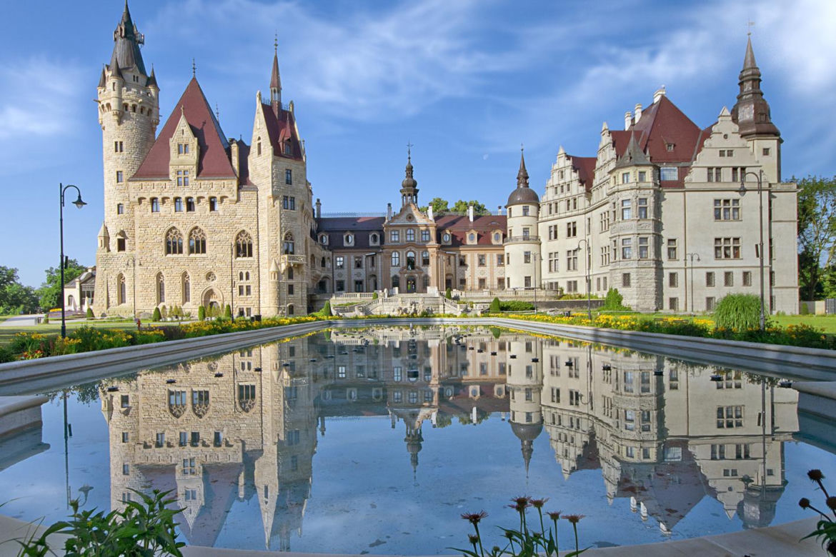 Metamorfoza Zamku w Mosznej. Z sanatorium w bajkowy hotel - tak przez lata zmieniał się jeden z najbardziej czarujących budynków w Polsce