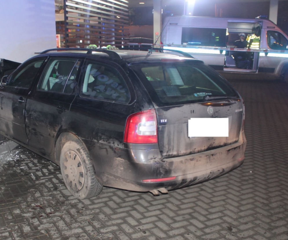 Auto z NIEPRZYTOMNYM KIEROWCĄ wjechało przez chodnik na stację benzynową. Mężczyzna nie oddychał!