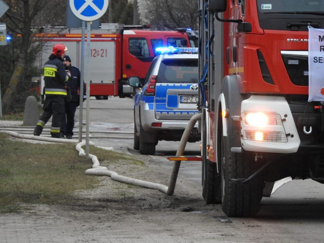 Pożar w salonie urody w Wawrze. Strażacy znaleźli podejrzaną paczkę, ewakuacja mieszkańców