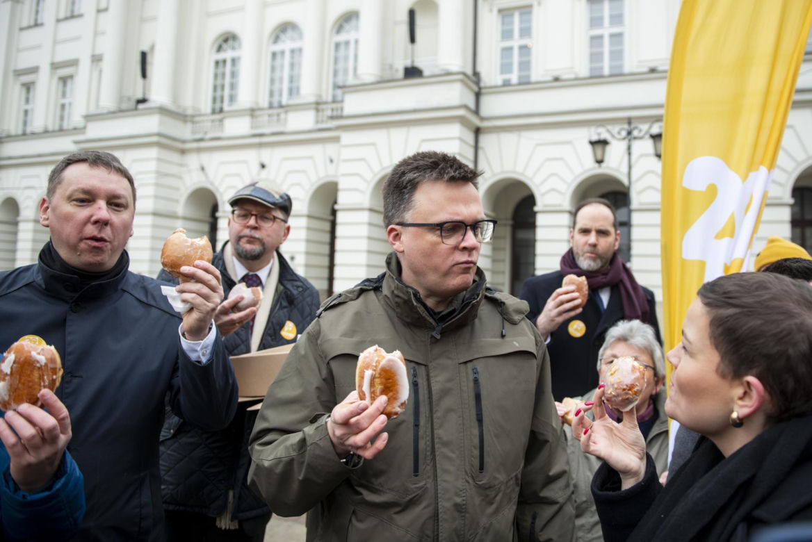 Szymon Hołownia rozdaje pączki