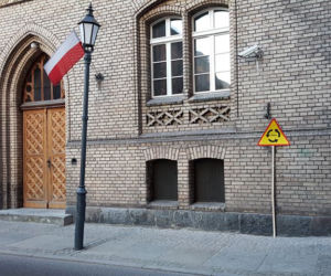 Dziwne znaki pod sądem i bankiem w Toruniu
