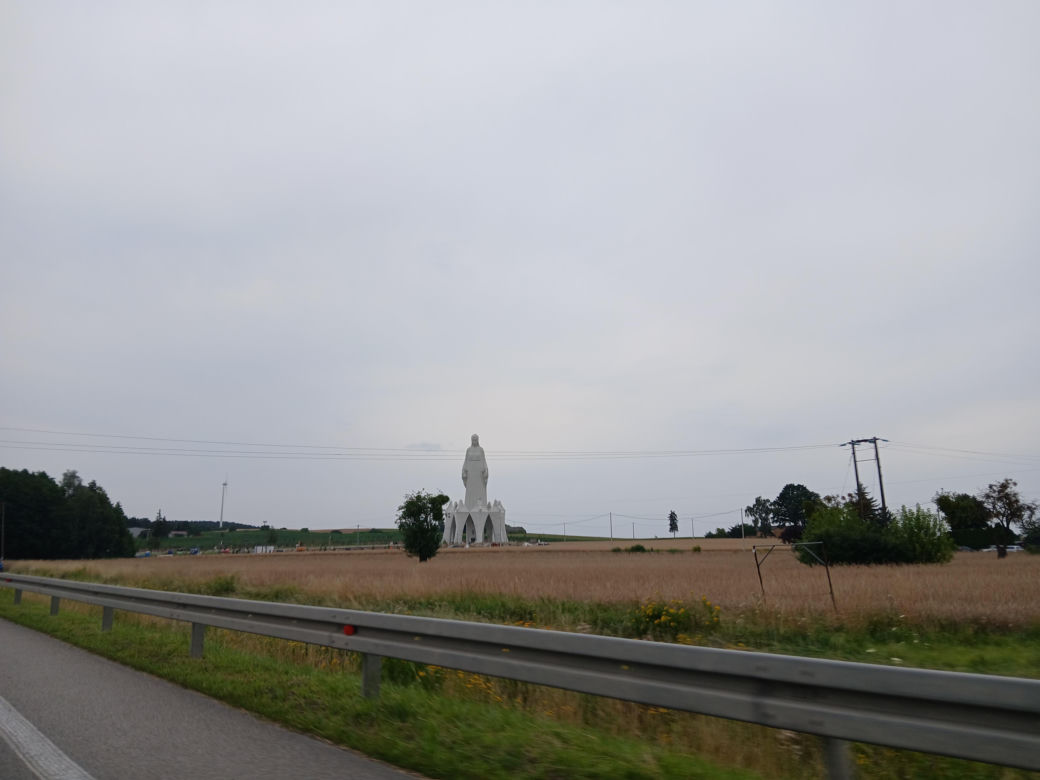 Gigantyczna figura prawie gotowy! 55-metrowa Maryja już przyciąga tłumy. "Robi wrażenie"