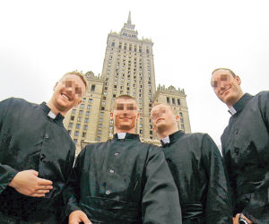 Policja ściga spadochroniarzy w sutannach