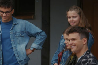 M jak miłość odc. 1952: Janek (Jakub Sirko), Matylda (Klementyna Lamort), Majka (Matylda Giegżno), Tomek (Chris Cugowski)