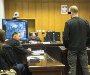 Co widać na nagraniu ataku nożem na Nowym Świecie? Sąd odtworzył szokujący materiał